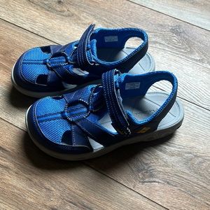 Boys size 4 Columbia Sandals